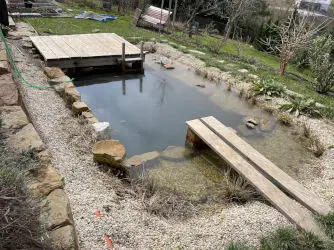 Přírodní jezírko v Ostravě